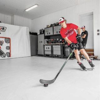 🏒🥅 Trénovat doma a na bruslích? Dneska to není žádný problém 👉 stačí si pořídit speciální plochu Hockey Shot Ice...